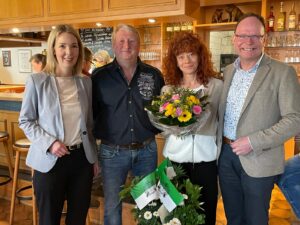 Es gratulierten dem Ehepaar Heinz und Birgit Fasel zum 30jährigen Jubiläum „Roßbacher Hof“ , links MdL Ellen Demuth und rechts Ortsbürgermeister Thomas Boden