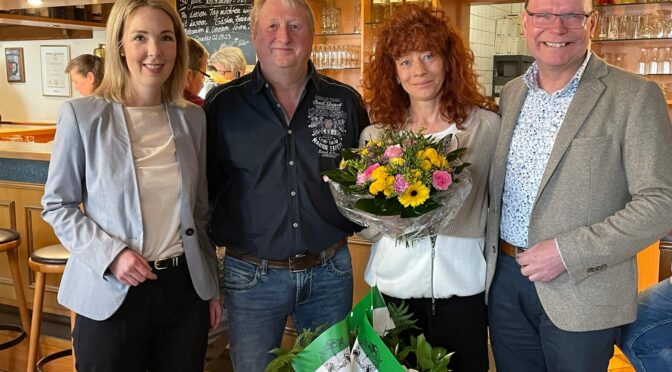 Es gratulierten dem Ehepaar Heinz und Birgit Fasel zum 30jährigen Jubiläum „Roßbacher Hof“ , links MdL Ellen Demuth und rechts Ortsbürgermeister Thomas Boden